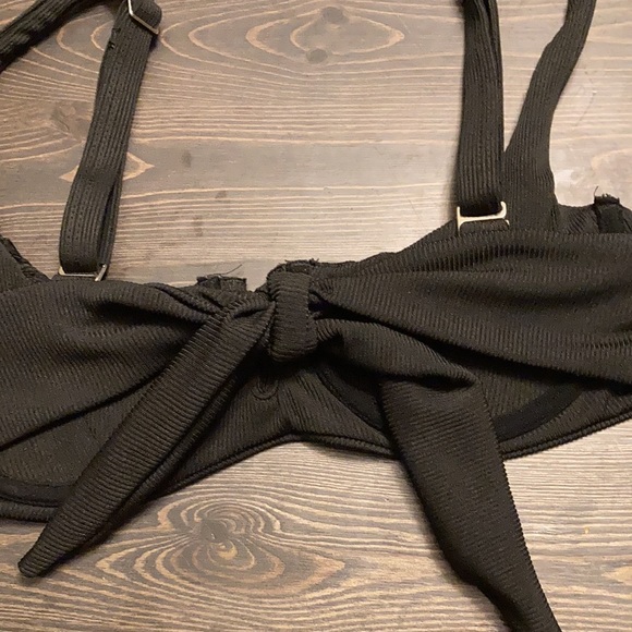 Black ribbed v wired bikini top - Picture 3 of 4